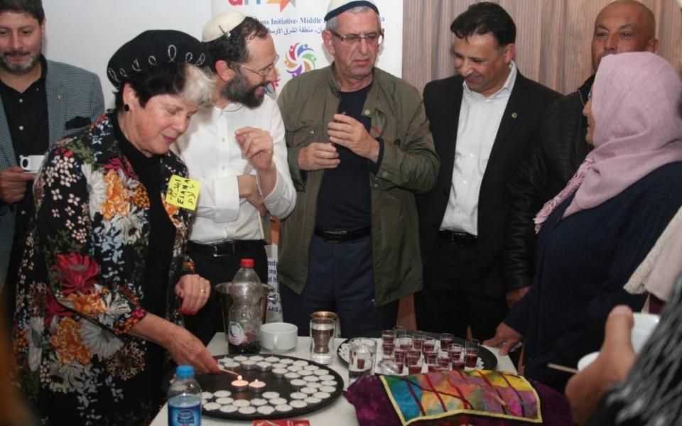 Rabbi Yakov Nagen celebrates Shabbat with an interfaith group.