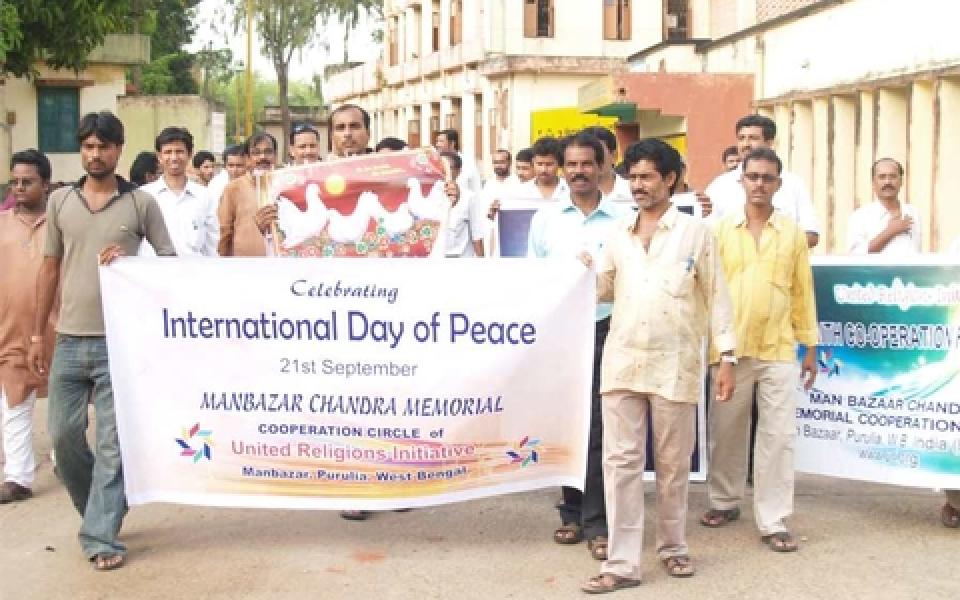 india photo outdoor holding a sign of peace 