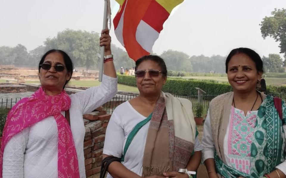 Photo: Women with a flag